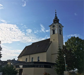 eine Kirche mit einer Uhr an der Seite eines Gebäudes